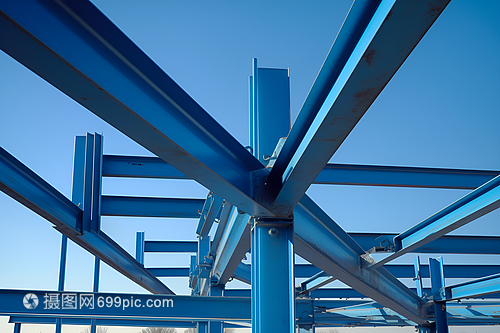 藍天下，金屬結構的現代詩篇